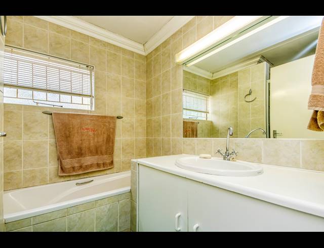 5 BEDROOM FREEHOLD FOR SALE IN MORET